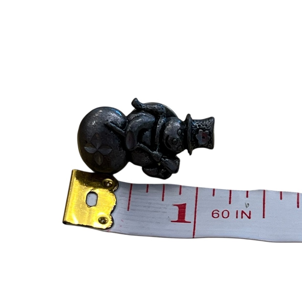 Pewter Snowman with Broom Silver Metal‎ Color Tie Hat Lapel Pin Signed DM 99 VTG - Picture 9 of 10